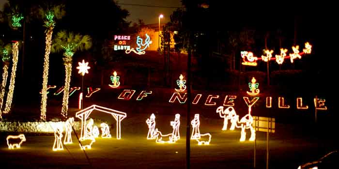 Niceville Triangle decorated for Christmas in 2003