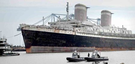 The SS United States being escorted by tugboats upon arrival in Mobile, Alabama.