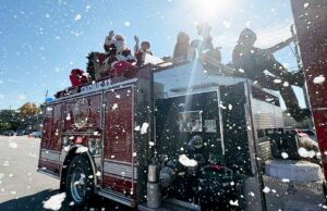 Sunny skies, big crowds mark Niceville Community Christmas Parade Santa Claus waves from atop a Niceville fire truck as artificial snow falls during the Community Christmas Parade.